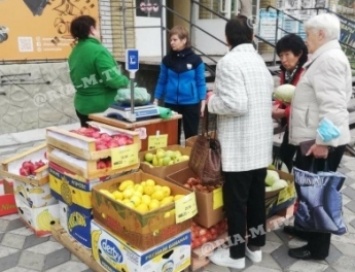 Супермаркет в Мелитополе оккупировал тротуар под стихийную торговлю (фото)