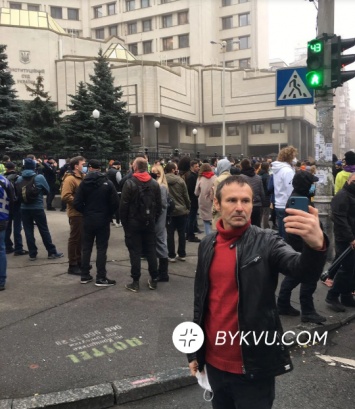 Вакарчук пришел на митинг у здания КСУ и сделал селфи на фоне протестующих