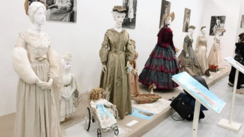 В Киеве открылась бесплатная уникальная выставка истории моды с платьями времен Пушкина и Гоголя: где и график работы