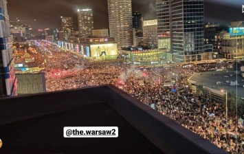 Массовый антиправительственный митинг в Варшаве закончился столкновениями с полицией и националистами. Фото