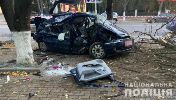 В Измаиле пьяный водитель въехал в дерево, есть погибшие