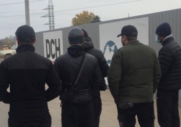 В Харькове напали на журналистов, которые хотели снять сюжет о дороге через рынок "Барабашово"