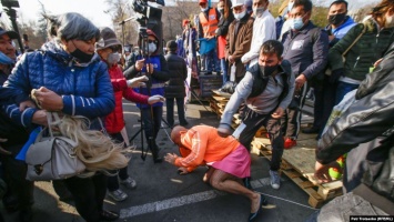 Бодибилдер-чемпион из Украины в женском платье был избит на митинге в Казахстане