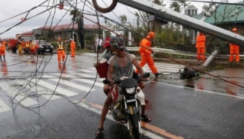На Филиппинах бушует самый мощный ураган года