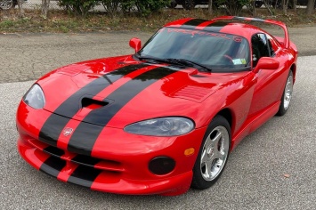 На аукцион выставлен Dodge Viper 1997 года выпуска от Hennessey