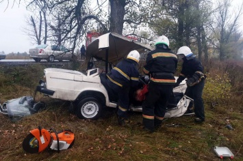 Под Днепром - жуткое ДТП, водителя вырезали спасатели