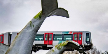 В Роттердаме поезд метро вылетел из колеи и завис на полиэстеровой скульптуре