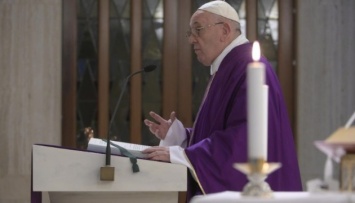 Папа Франциск помолился за погибших от коронавируса