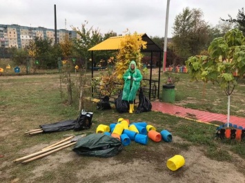 В Кривом Роге жители микрорайона Восточный-3 высадили деревья в сквере имени Гутовского