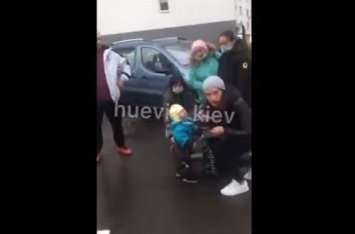 На Позняках в Киеве водитель разбил лицо женщине с детьми ударившей его авто. ВИДЕО