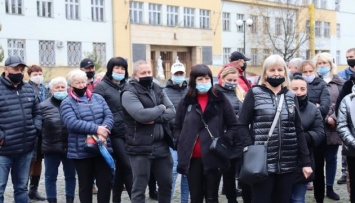 В Ужгороде митинговали предприниматели - требовали разрешения на работу в «красной» зоне