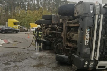 В Оболонском районе перевернулся грузовик