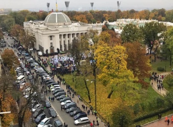 Центр Киева бессрочно заблокирован владельцами авто на еврономерах