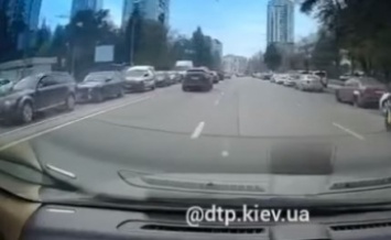 В Киеве водитель "возомнил себя бессмертным" и поплатился: момент ДТП попал на видео