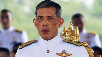 Не могут "выгнать" из страны": король Таиланда всю пандемию правит из отеля в Германии
