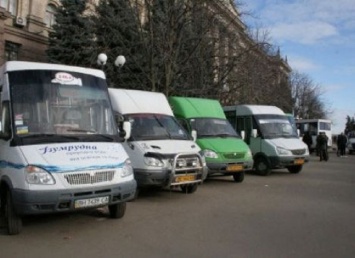 В Николаеве пассажиры разбили лобовое стекло маршрутки, в которую их не пустили ехать стоя
