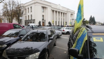 В центре Киева - потасовка «евробляхеров» с полицией, движение перекрыли