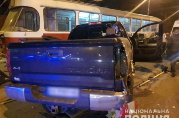 Выпил лишнего и протаранил трамвай: в Харькове пьяный водитель устроил серьезное ДТП