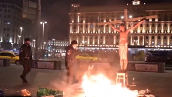 У здания ФСБ в Москве "распяли человека" и сожгли уголовные дела