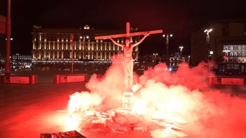 У здания ФСБ в Москве «распяли» и «подожгли» активиста в образе Иисуса Христа (ФОТО)