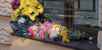 Прощание со Жванецким: одесситы несут цветы к местам, связанным с писателем