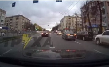 В Харькове водитель на скорости снес четырех пешеходов на островке безопасности: видео момента