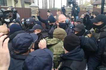 Стычки активистов с полицией у дома главы КСУ: появилось ВИДЕО