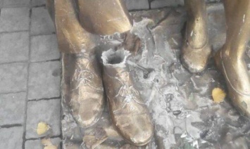 В Запорожье вандалы оторвали ногу у бронзовой скульптуры