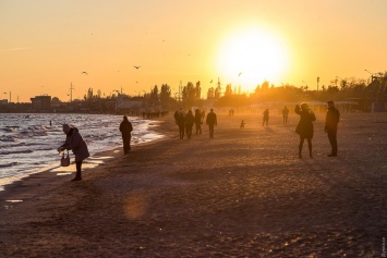 Уютный ноябрь: воскресный закат на пляже в Лузановке