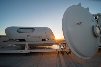 Virgin Hyperloop впервые испытала скоростную систему с пассажирами