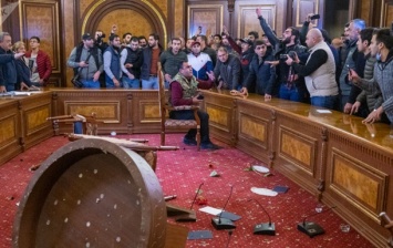 В Армении протесты из-за капитуляции в войне за Карабах, штурмовали дом правительства, побили спикера (ВИДЕО)