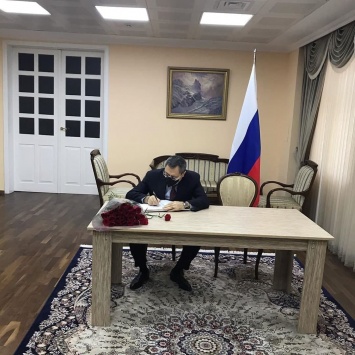 Министр обороны Азербайджана лично пришел в посольство России просить прощения за сбитый Ми-24. Фото
