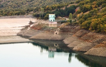 Под Алуштой пересыхает водохранилище. Фоторепортаж