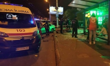 В Одессе легковушка влетела в остановку транспорта, пострадали четыре человека