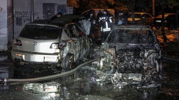 На столичной Троещине сгорело три припаркованных автомобиля: фото