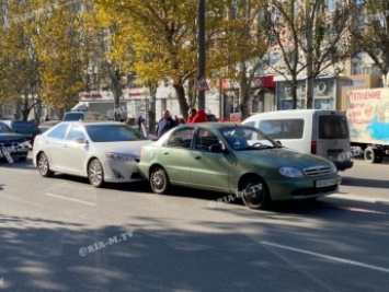 В Мелитополе тройное ДТП - Тойота оказалась между двумя Ланосами (фото, видео)