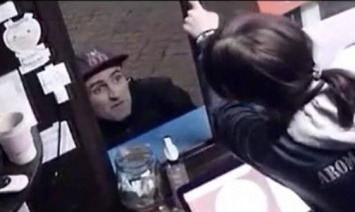 Стащил деньги через окно: в Запорожье мужчина напал на девушку в кофейном киоске