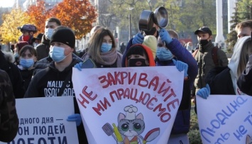 Кастрюли, марши и перекрытие улиц: карантинные протесты прошли в разных городах Украины