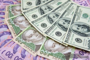 Украинцы меньше стали доверять доллару