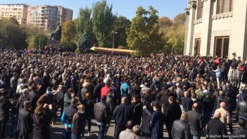 "Пашинян - предатель!": в Ереване требуют отставки правительства Армении
