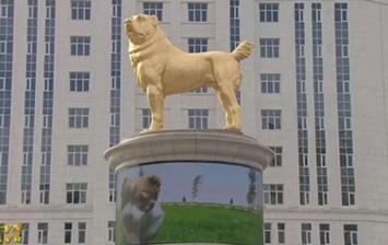 В Туркмении установили золотой памятник алабаю
