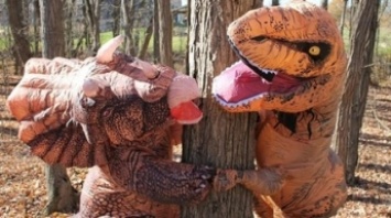 Пара устроила романтическую фотосессию в костюмах динозавров, и это лучшая идея влюбленных