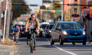 Велосипедисты на полосе для маршруток, пешеходы со светоотражателями и ремень безопасности в такси: Кабмин внес изменения в ПДД