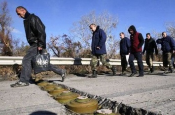 «ДНРовцы» минируют местность, обочины и дороги