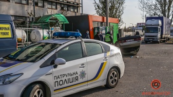 В Днепре на Малиновского ВАЗ вылетел на заправку и перевернулся