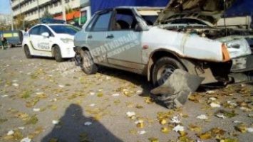 В Днепре на Маршала Малиновского Lada на скорости врезалась в бордюр и перевернулась: видео момента ДТП