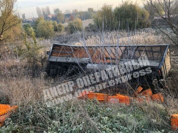 Уснул за рулем: под Днепром грузовик врезался в отбойник и вылетел в кювет