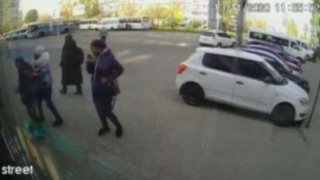 В Днепре на Парусе две воровки вытащили у подростка телефон возле остановки: видео момента кражи