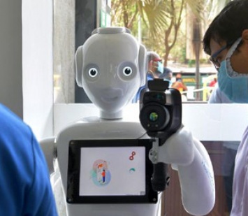 В больницах Индии роботы помогают врачам ухаживать за больными коронавирусом