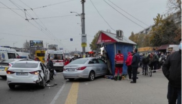 Водителя такси, который сбил людей на остановке в Киеве, арестовали на два месяца